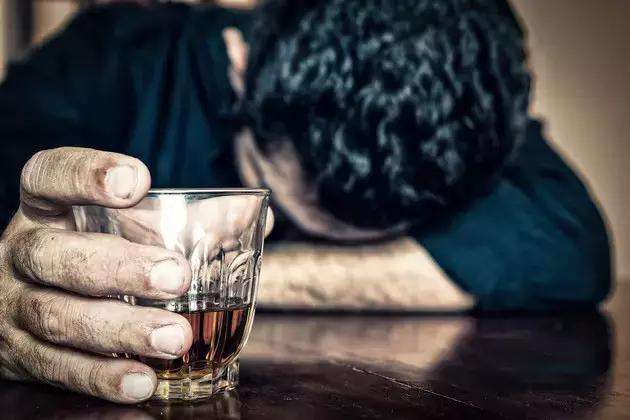 西班牙和德国联合研究发现：喝一次大酒伤脑六周